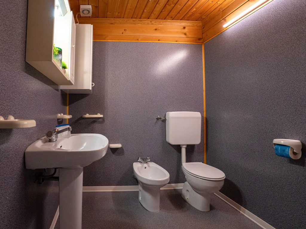 adriano-family-collection-mobile-home-chalet-comfort-dog-interior-bathroom-view
