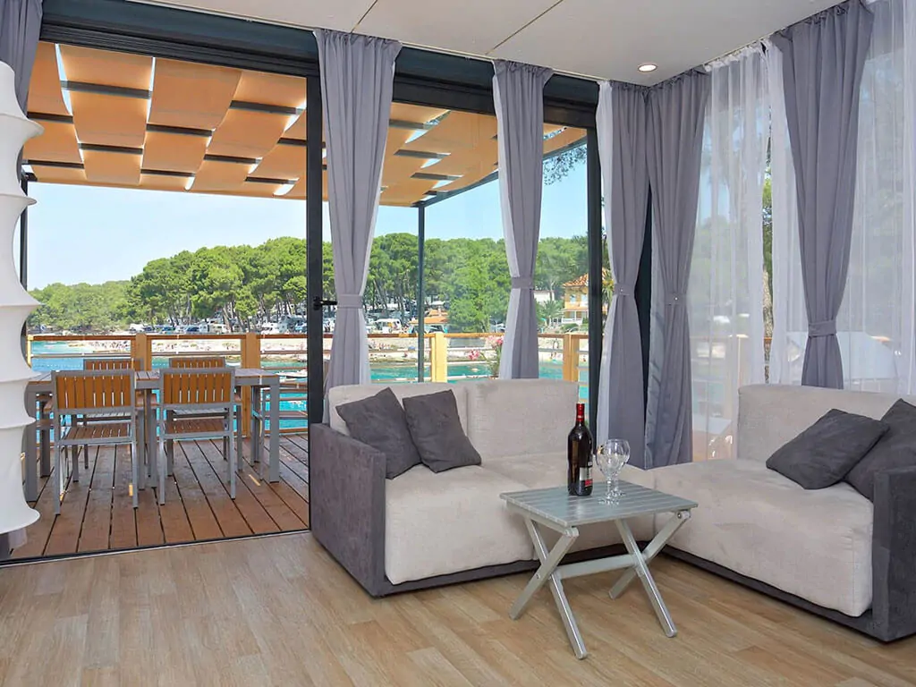 camping-cikat-inerior-of-freedhome-sea-view
