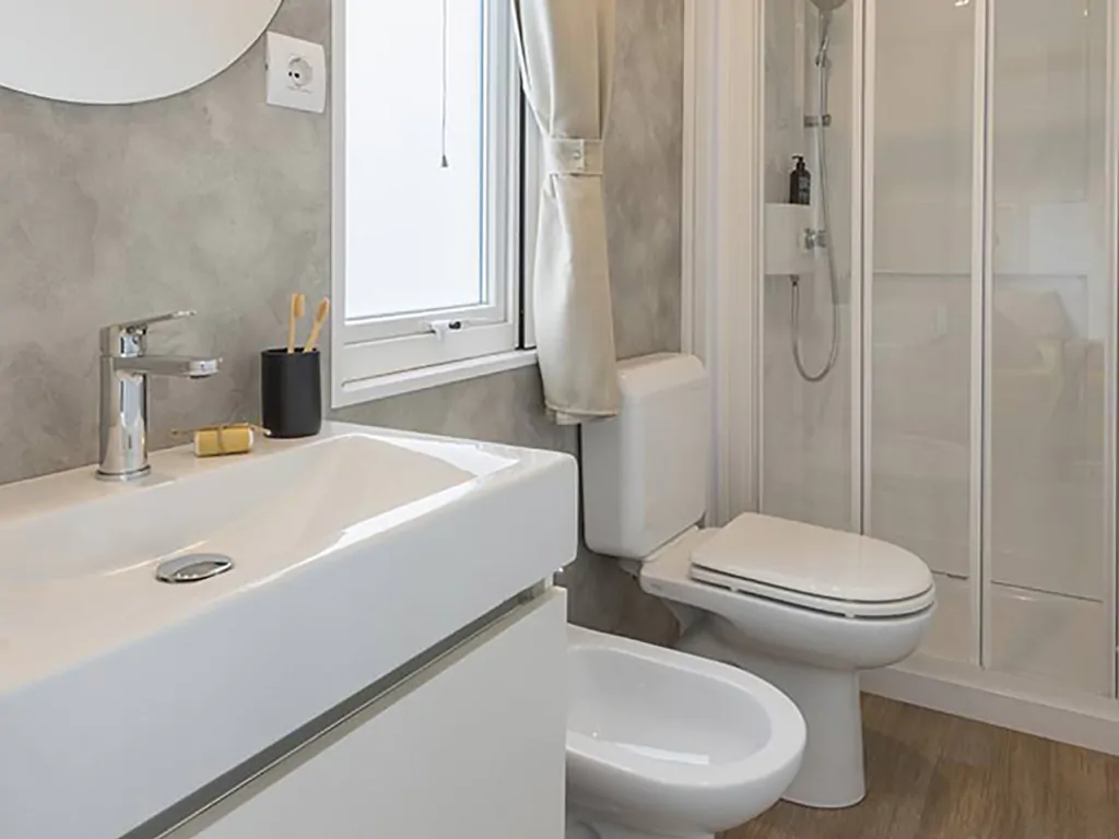 campsite-cisano-san-vito-mobile-home-rubino-lux-interior-bathroom