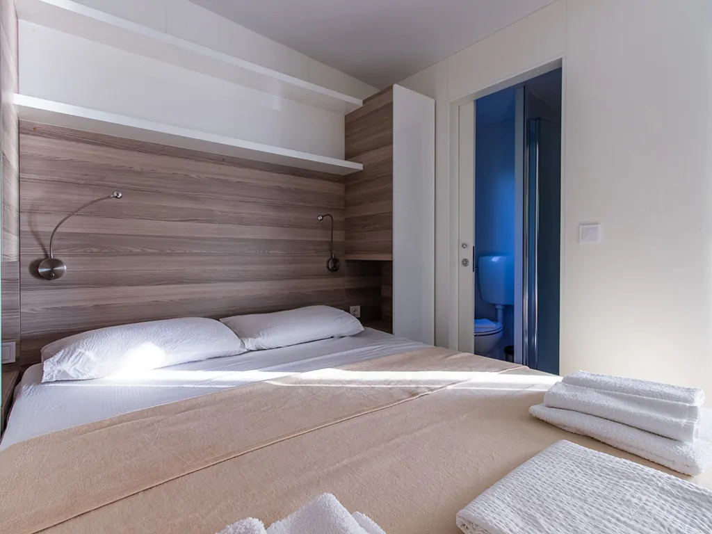 campsite-klenovica-mobile-home-family-zone-premium-interior-bedroom