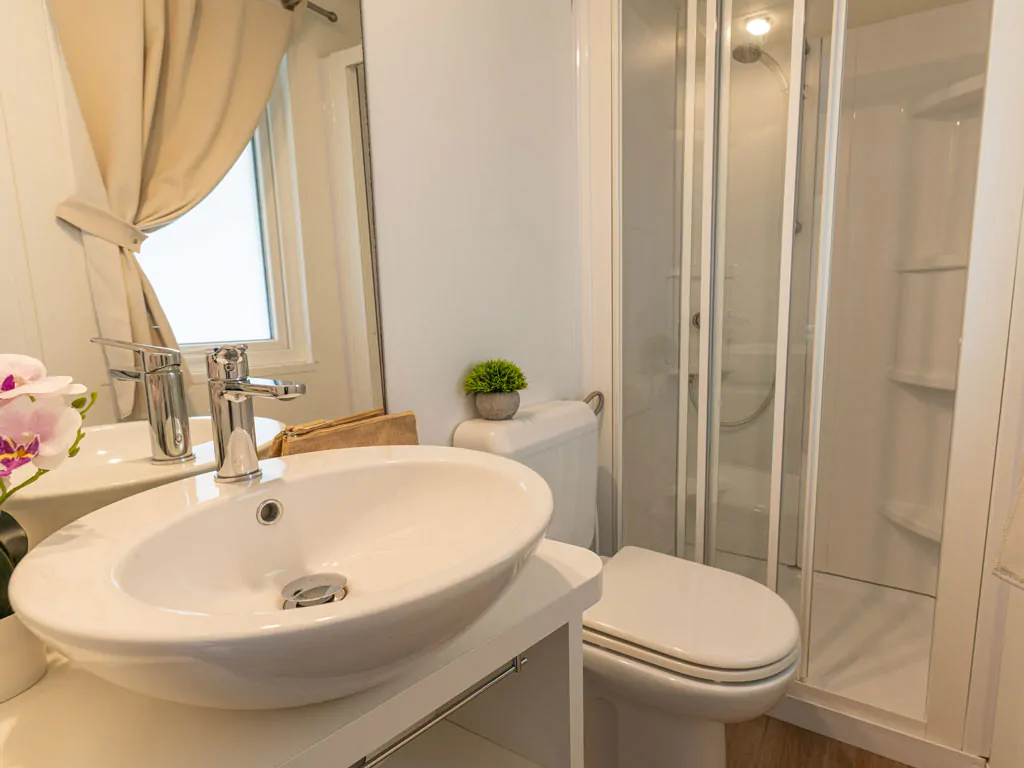 marina-family-resort-lodge-comfort-interior-bathroom-view