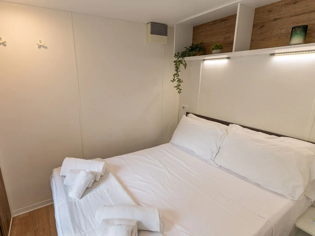 marina-family-resort-lodge-comfort-interior-bedroom-double-bed