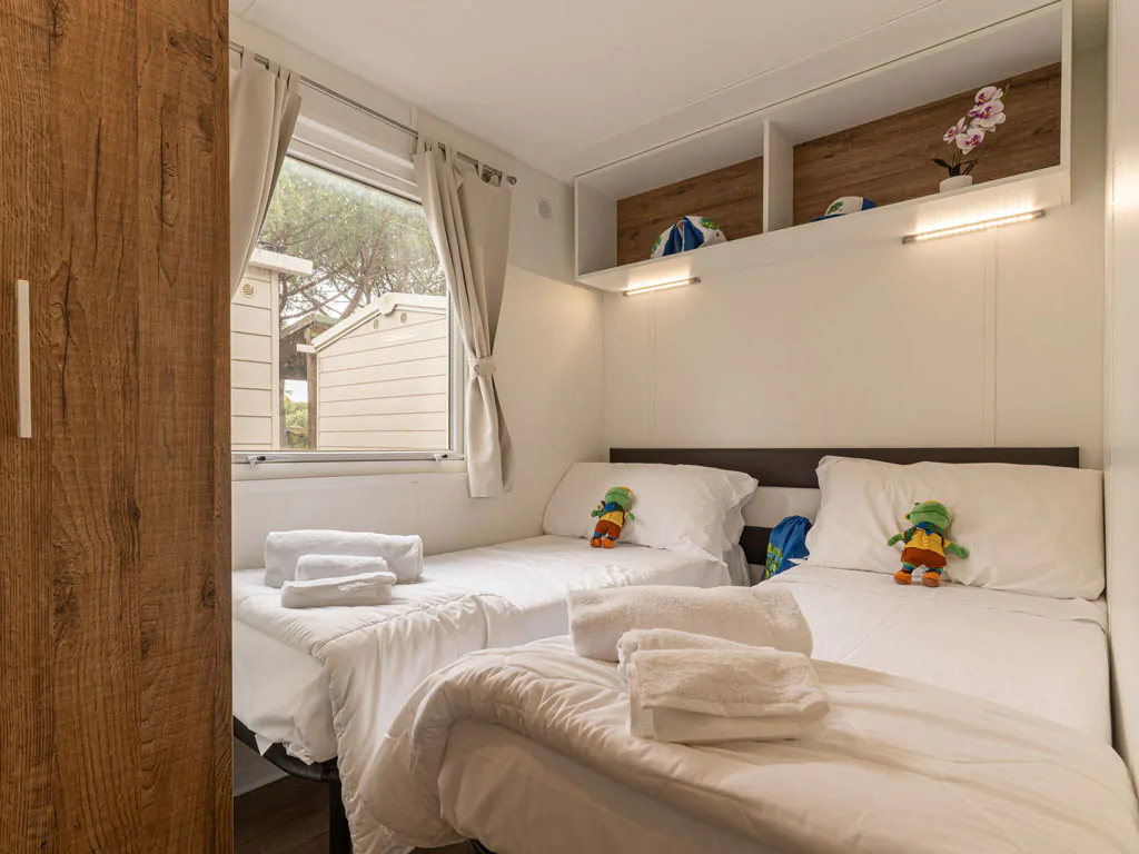 marina-family-resort-lodge-comfort-interior-bedroom-single-beds