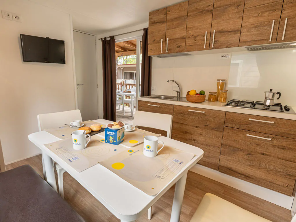 marina-family-resort-lodge-comfort-interior-kitchen-and-dining-area-view