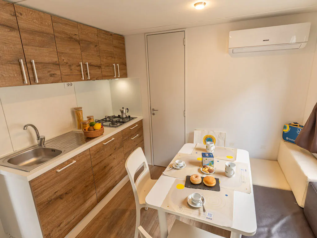 marina-family-resort-lodge-comfort-interior-kitchen-view
