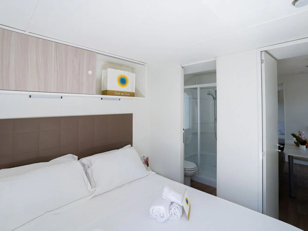 marina-family-resort-lodge-deluxe-dog-interior-bedroom-double-bed