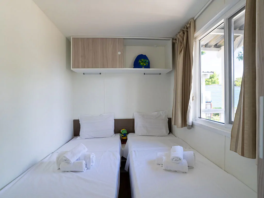 marina-family-resort-lodge-deluxe-dog-interior-bedroom-single-beds