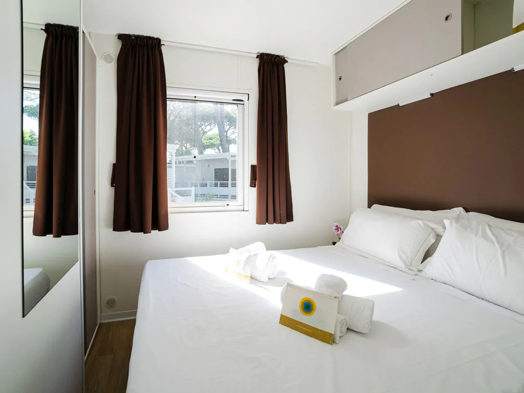 marina-family-resort-lodge-deluxe-family-interior-bedroom-double-bed