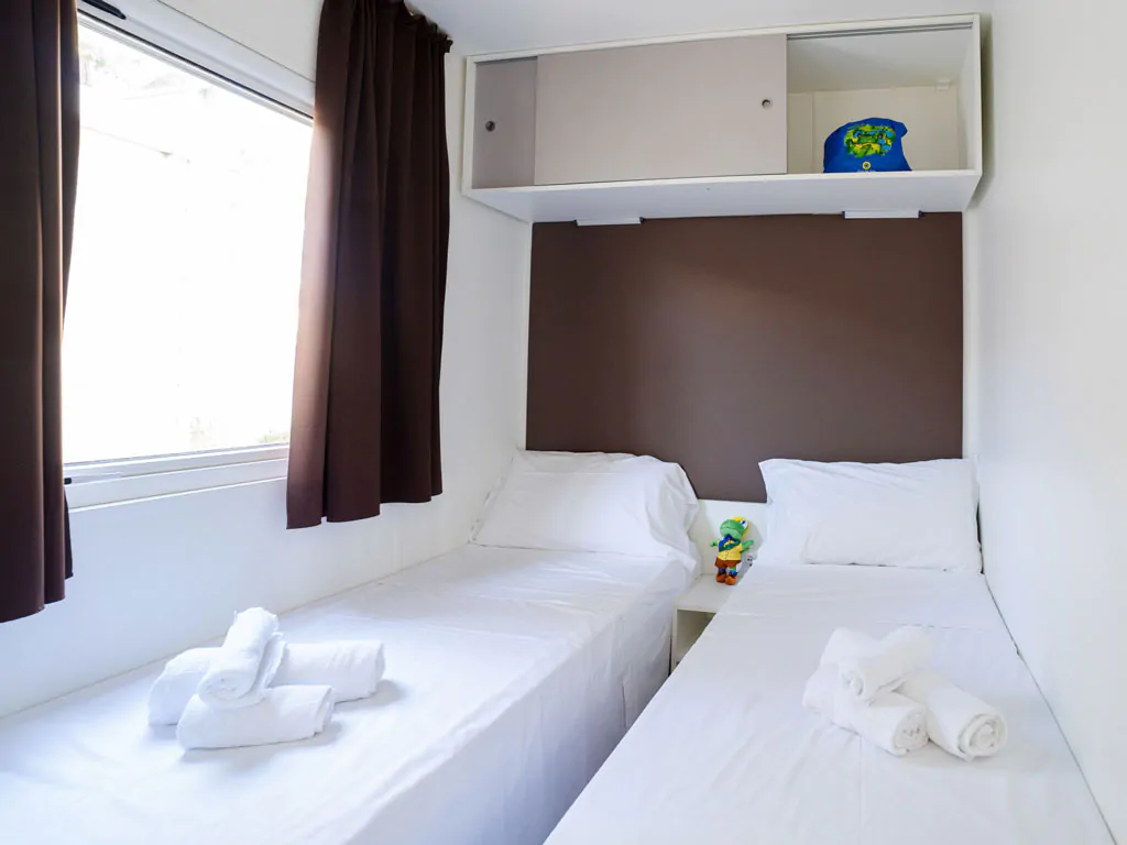 marina-family-resort-lodge-deluxe-family-interior-bedroom-single-beds
