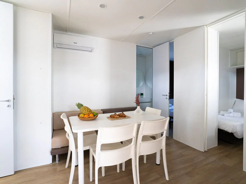 marina-family-resort-lodge-deluxe-family-interior-dining-area