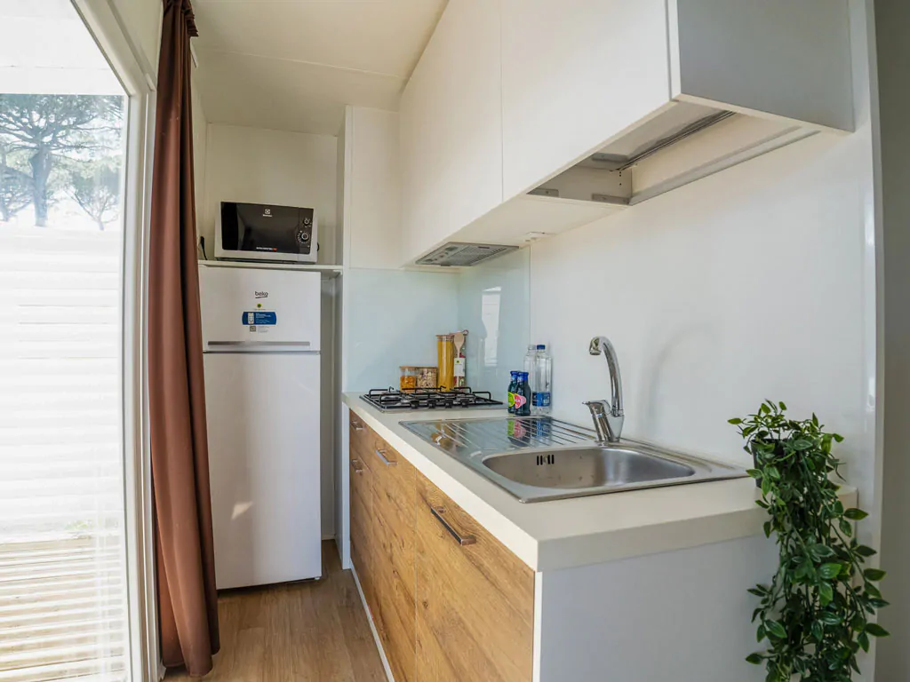 marina-family-resort-lodge-deluxe-family-interior-kitchen-view