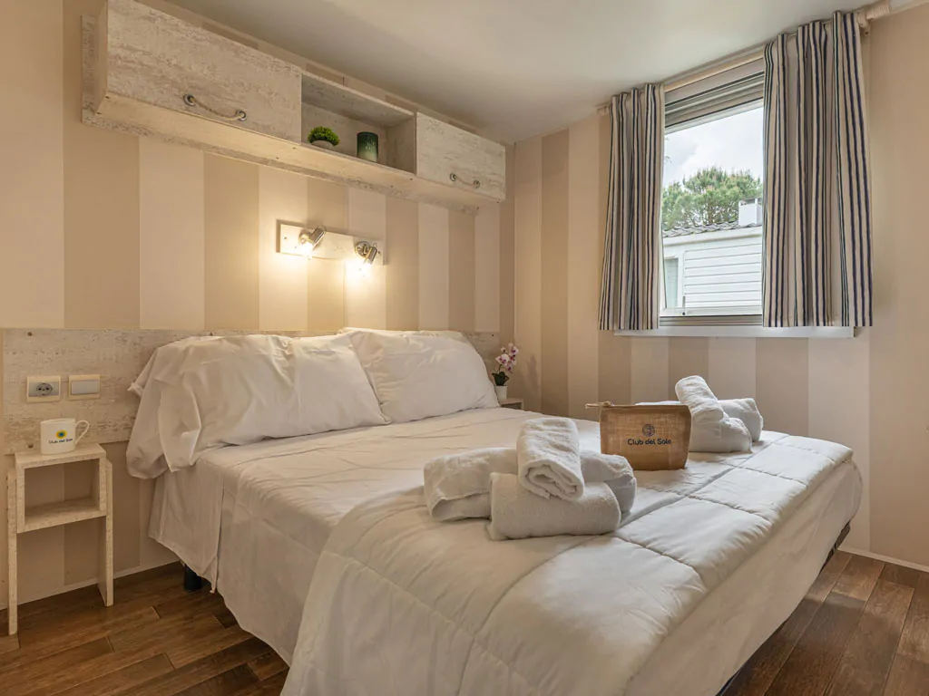 marina-family-resort-lodge-superior-dog-interior-bedroom-double-bed
