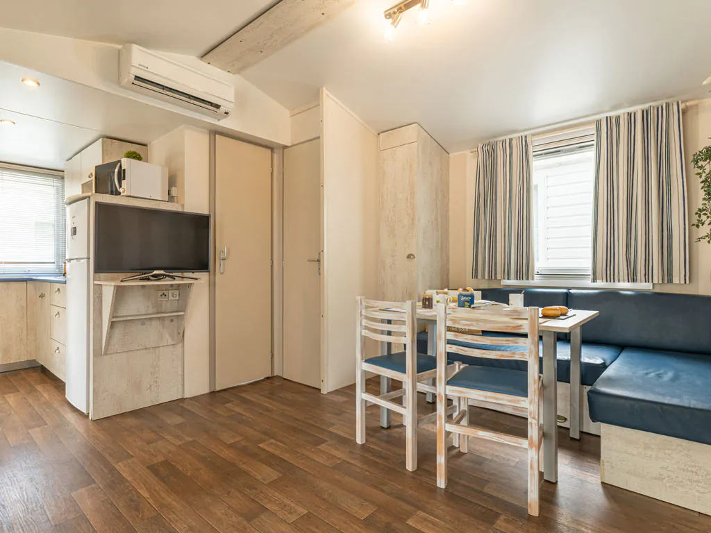 marina-family-resort-lodge-superior-dog-interior-kitchen-view