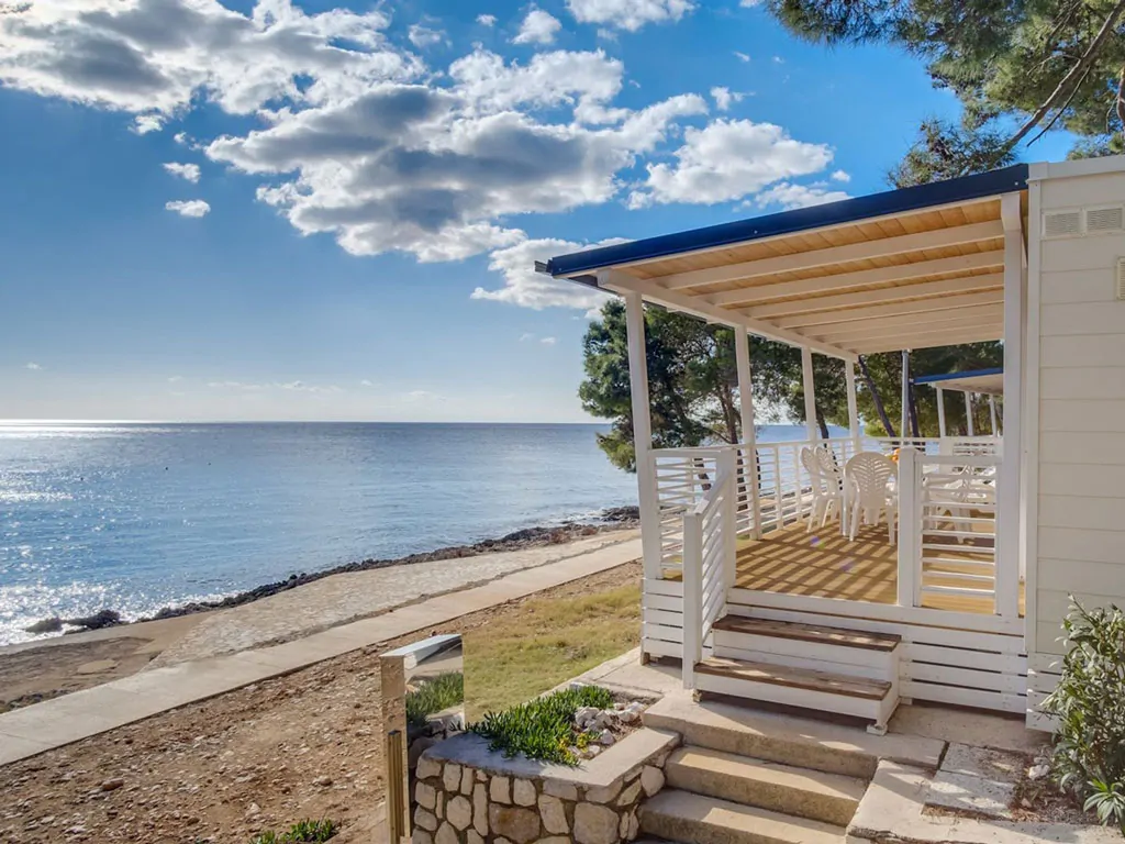 mobile-home-d-exterior-side-view