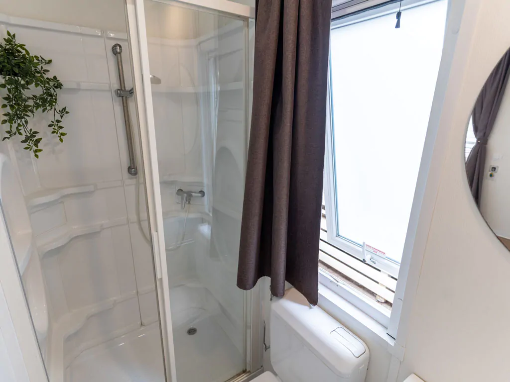 orbetello-family-collection-lodge-superior-family-interior-bathroom-shower