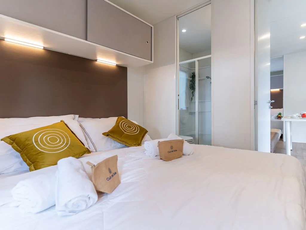 orbetello-family-collection-lodge-superior-family-interior-bedroom-double-bed