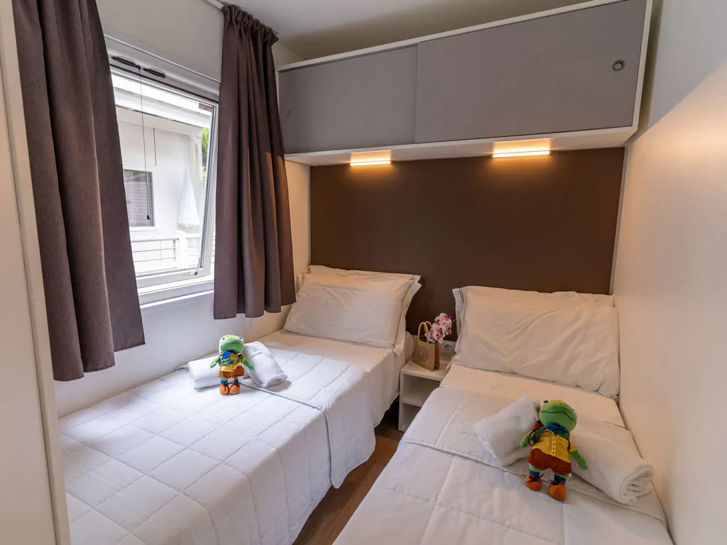 orbetello-family-collection-lodge-superior-family-interior-bedroom-single-beds-view