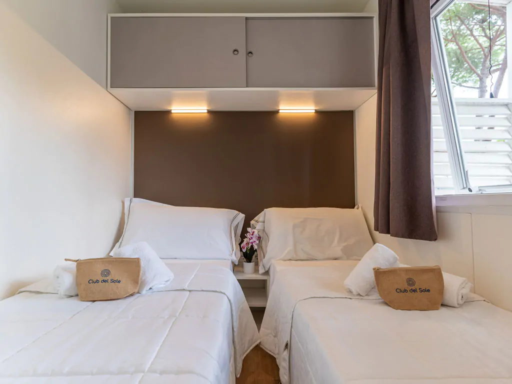 orbetello-family-collection-lodge-superior-family-interior-bedroom-single-beds