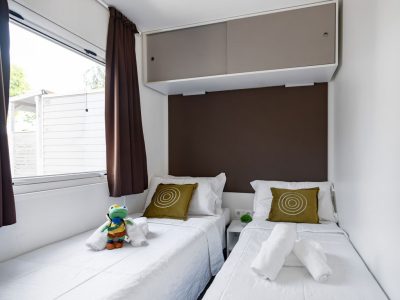 spina-family-collection-lodge-deluxe-family-interior-bedroom-single-beds-view