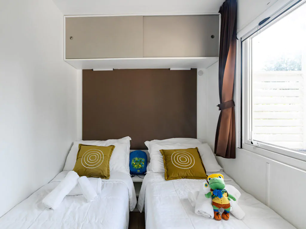 spina-family-collection-lodge-deluxe-family-interior-bedroom-single-beds
