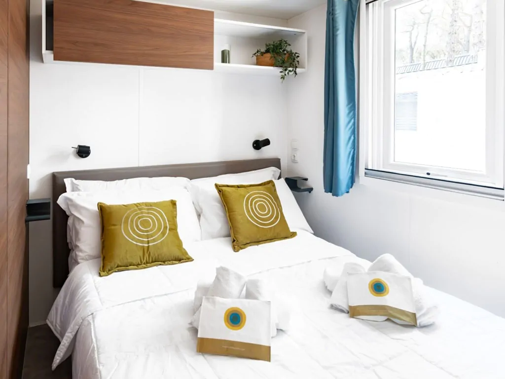 spina-family-collection-lodge-superior-interior-bedrom-double-bed
