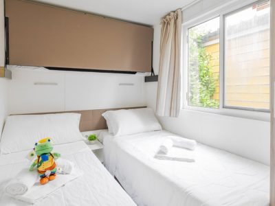 vigna-sul-mar-family-collection-lodge-superior-interior-bedroom-single-beds