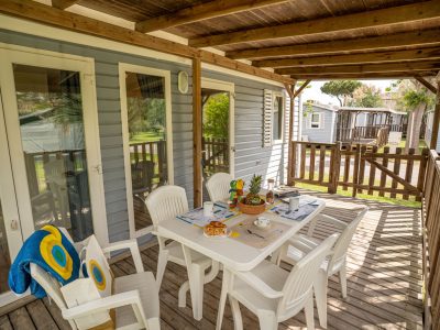 vigna-sul-mar-family-collection-mobile-home-lodge-comfort-dog-exterior-terrace-table