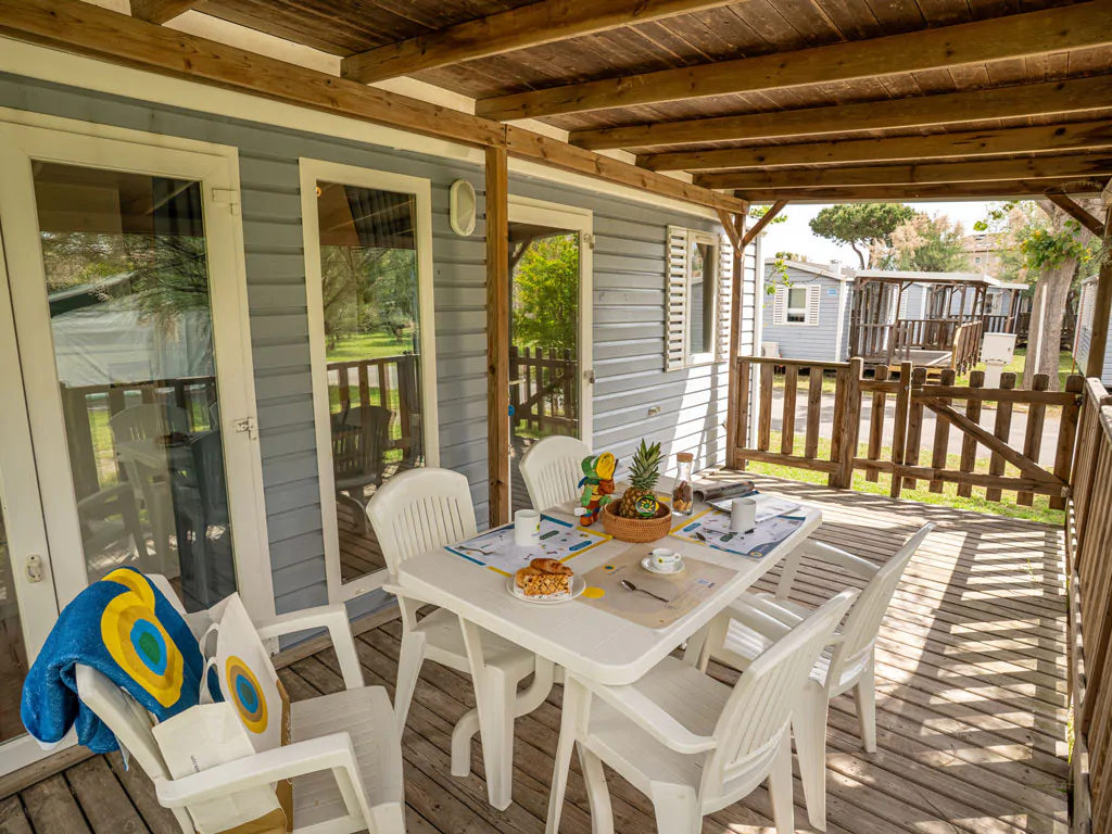 vigna-sul-mar-family-collection-mobile-home-lodge-comfort-dog-exterior-terrace-table