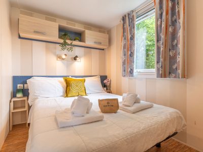 vigna-sul-mar-family-collection-mobile-home-lodge-comfort-dog-interior-badroom-double-bed