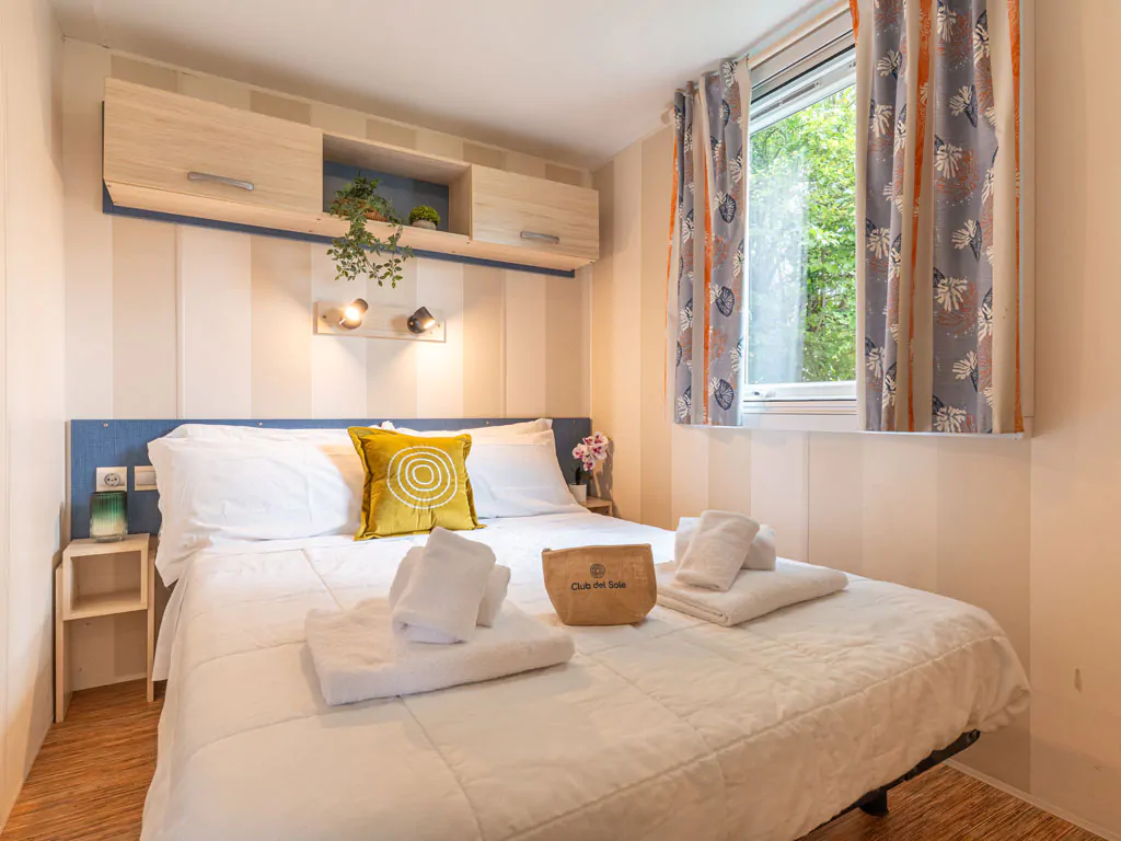 vigna-sul-mar-family-collection-mobile-home-lodge-comfort-dog-interior-badroom-double-bed