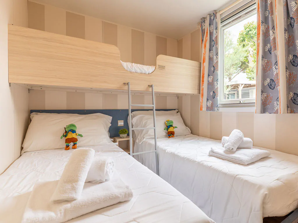 vigna-sul-mar-family-collection-mobile-home-lodge-comfort-dog-interior-kids-bedroom