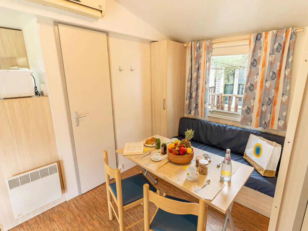 vigna-sul-mar-family-collection-mobile-home-lodge-comfort-dog-interior-table