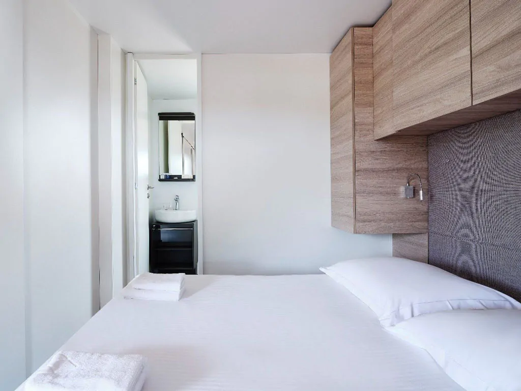 amadria-park-sibenik-family-luxury-mobile-home-interior-bedroom