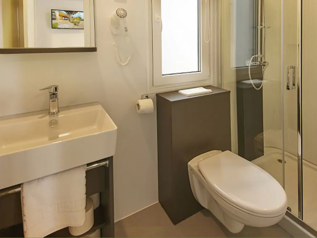 campsite-adria-ankaran-mobile-home-premium-interior-bathroom