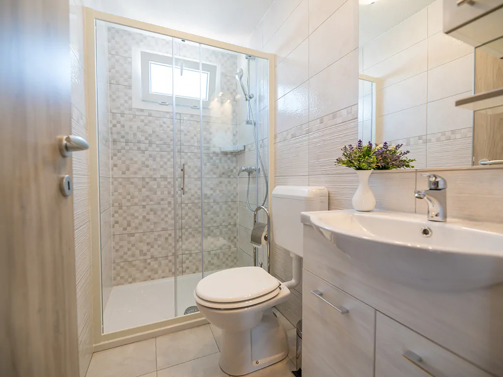 campsite-tiha-silo-mobile-home-superior-sea-view-interior-bathroom-i
