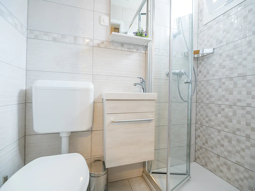 campsite-tiha-silo-mobile-home-superior-sea-view-interior-bathroom