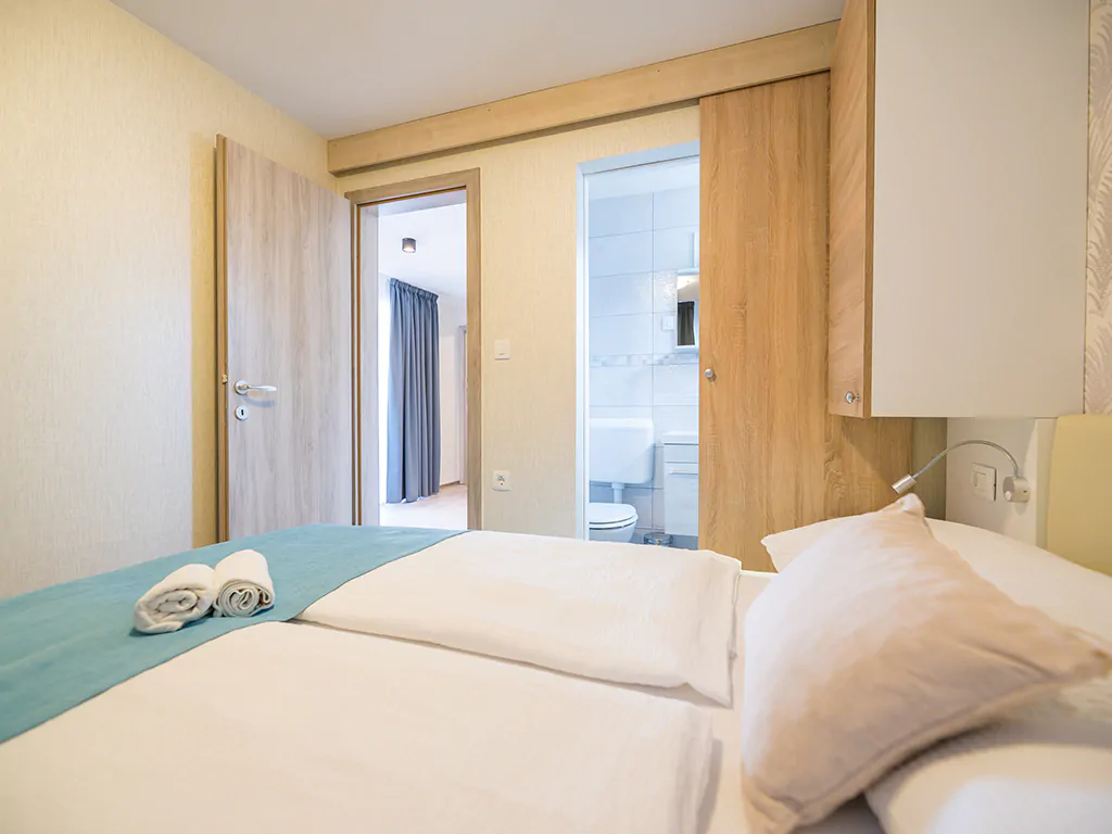 campsite-tiha-silo-mobile-home-superior-sea-view-interior-bedroom-suite