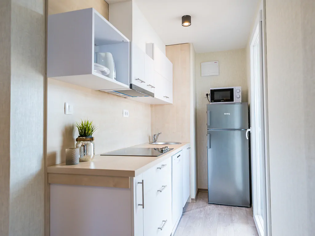 campsite-tiha-silo-mobile-home-superior-sea-view-kitchen-i