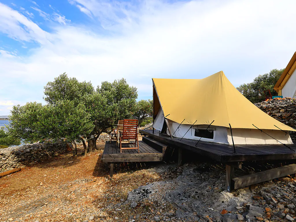 glamping-festa-superior-tent-for-3-persons-exterior-terrace-sea-view