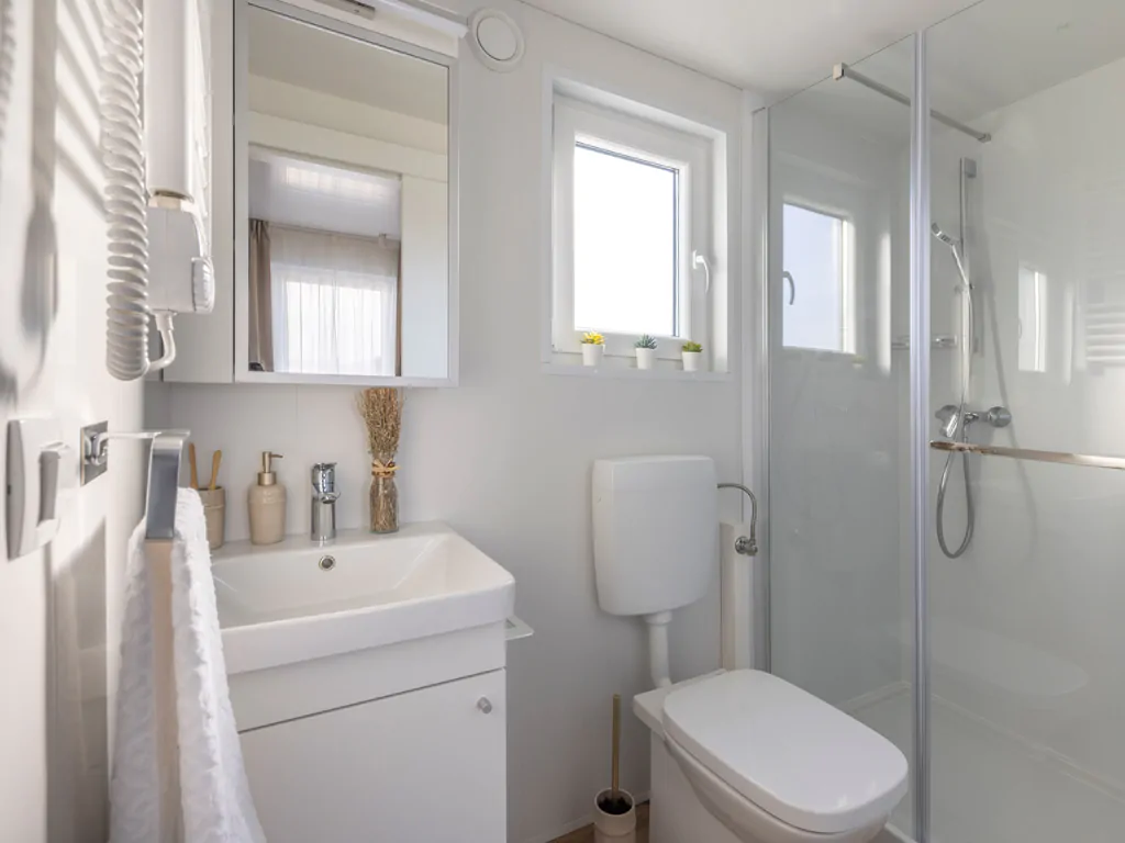 mobile-home-vista-village-mare-interior-bathroom-2