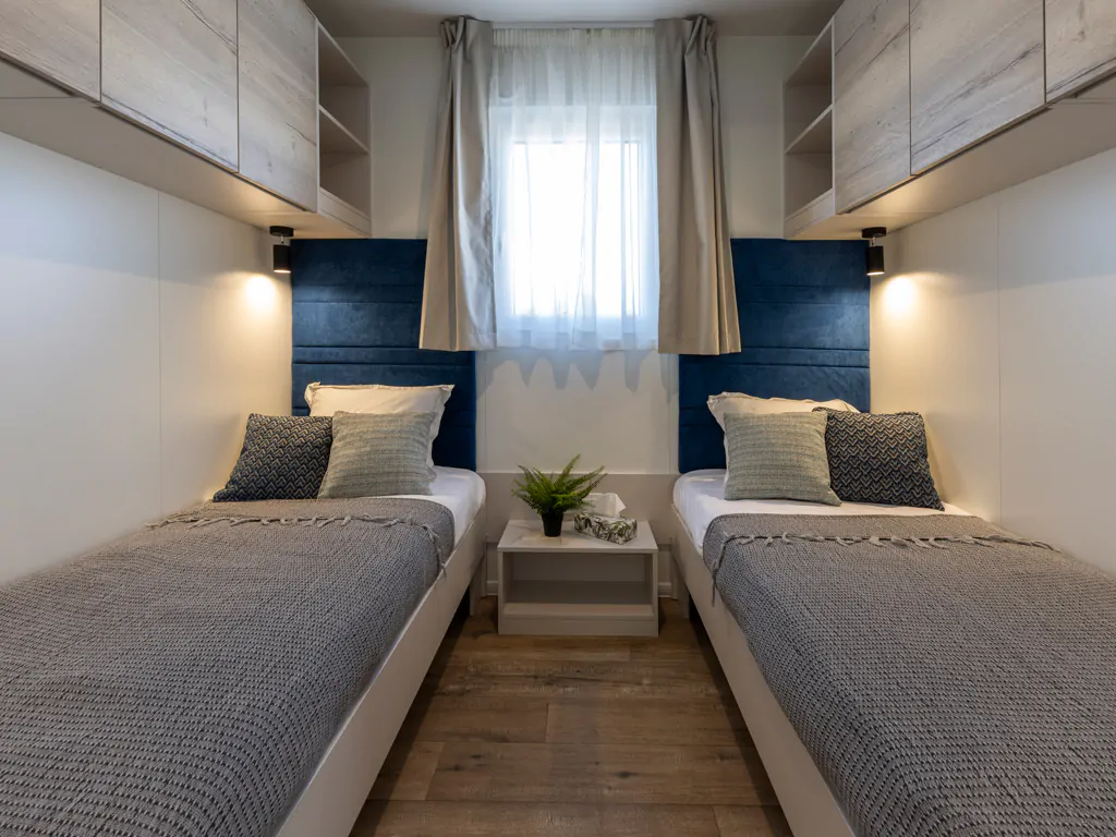 mobile-home-vista-village-mare-interior-single-beds