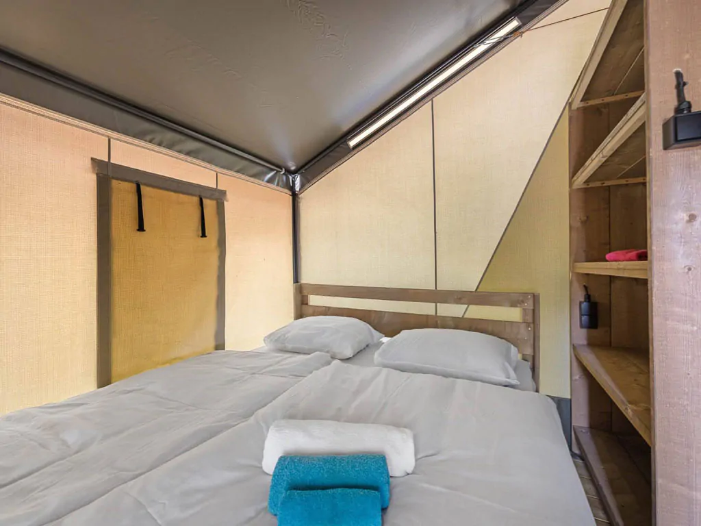 valamar-camping-lanterna-glamping-tent-five-persons-interior-bedroom