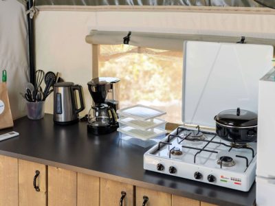 valamar-camping-lanterna-glamping-tent-five-persons-interior-kitchen-appliances