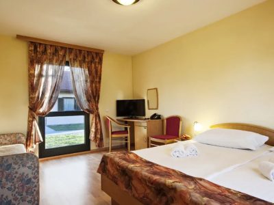 campsite-terme-ptuj-bungalow-2-1-interior-double-bed