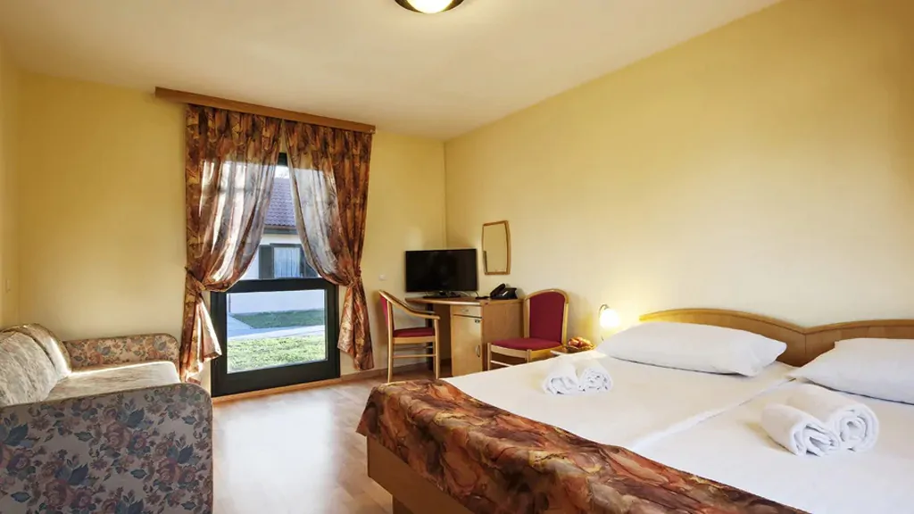 campsite-terme-ptuj-bungalow-2-1-interior-double-bed