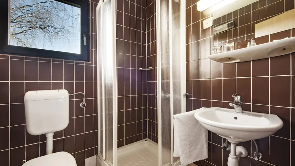 campsite-terme-ptuj-bungalow-2-interior-bathroom