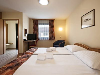 campsite-terme-ptuj-bungalow-2-interior-double-bed