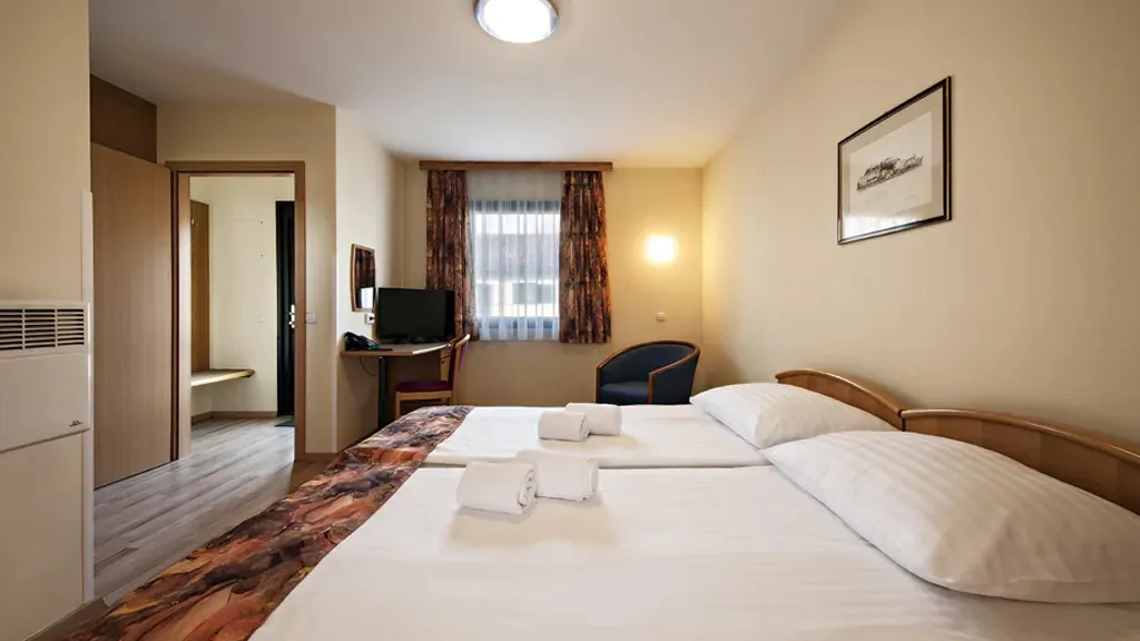 campsite-terme-ptuj-bungalow-2-interior-double-bed