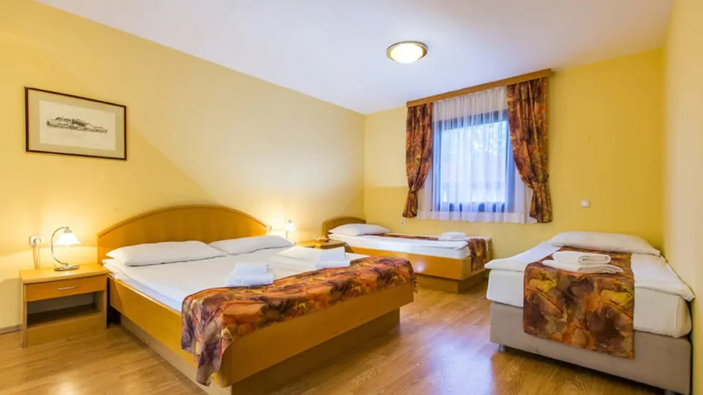 campsite-terme-ptuj-bungalow-4-interior-double-bed