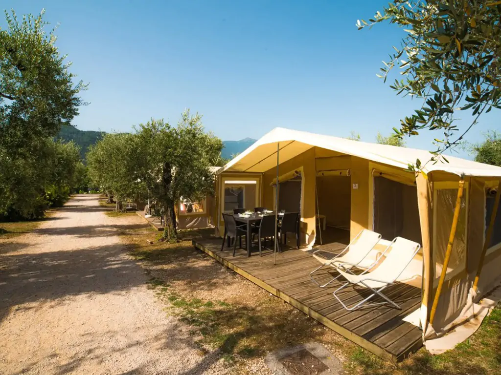 weekend-glamping-resort-glampingtent-exterior